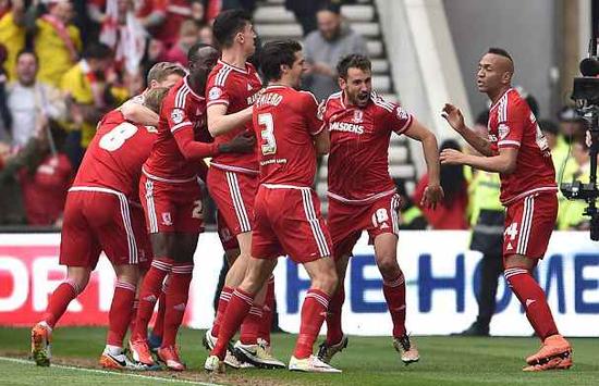 为什么主审需频繁用刷子清理本垒板