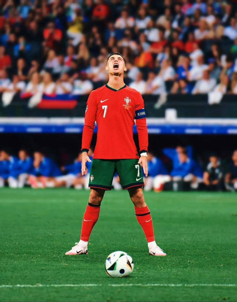 库里趣谈仓库偶遇克莱球鞋：尺码巧合不刻意（库里调侃仓库邂逅克莱战靴：尺码巧合非刻意所为）